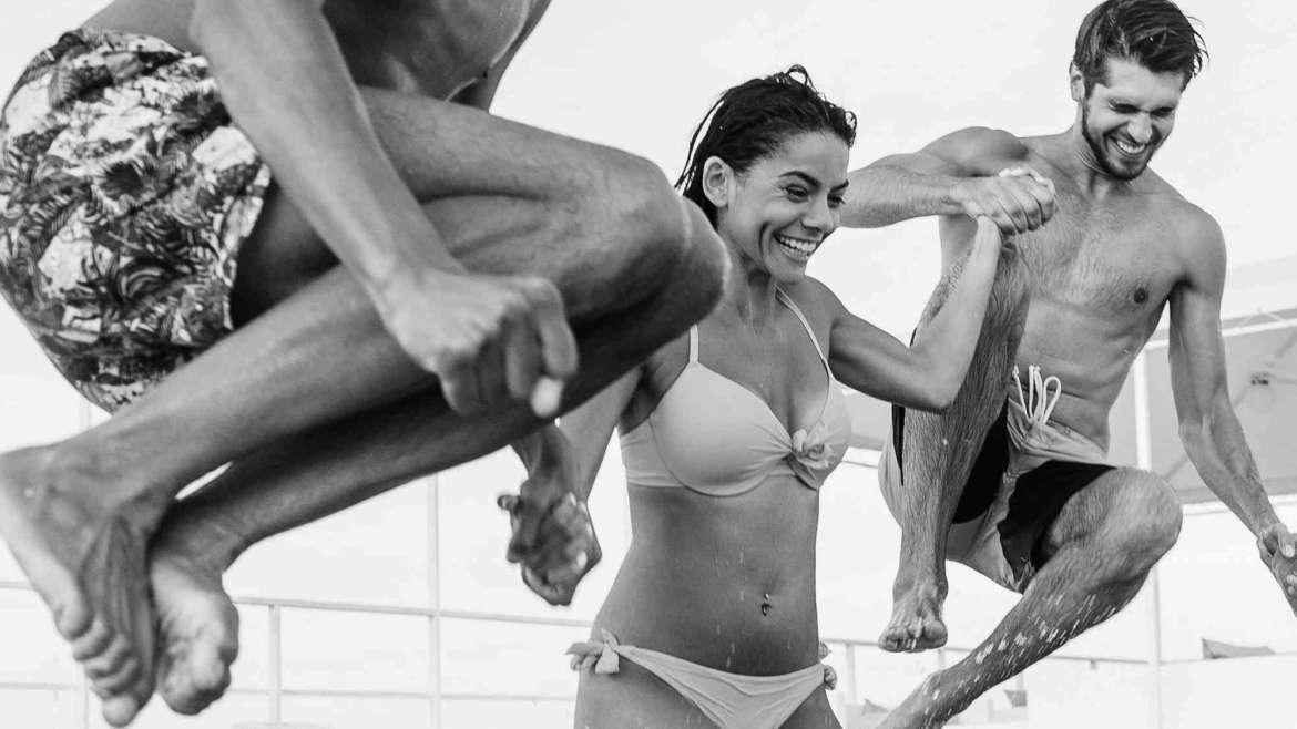 7 Cool Photo Ideas At Swimming Pool