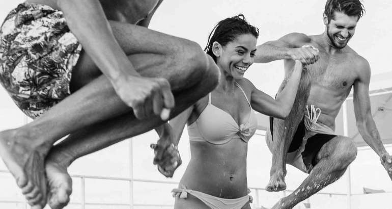 7 Cool Photo Ideas At Swimming Pool